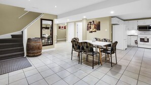 A spacious living area with a dining table, chairs, and a kitchen with modern appliances. - Niagara Falls Retreat: Walk to the Wonders (Niagara Falls)