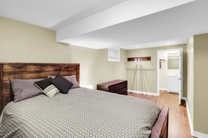 3 bedrooms, desk, iron/ironing board, free WiFi