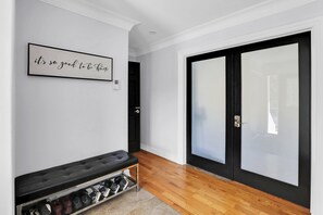 Interior - Niagara Falls Retreat: Walk to the Wonders (Niagara Falls)