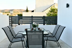 Outdoor dining - Two bedrooms house 2 min from three beaches! (kythnos)