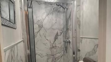 House | Bathroom | Separate bathtub and shower, deep-soaking bathtub, hair dryer, towels