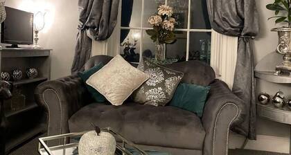 5 Bed House - Sleeps 12 - Pets - Parking