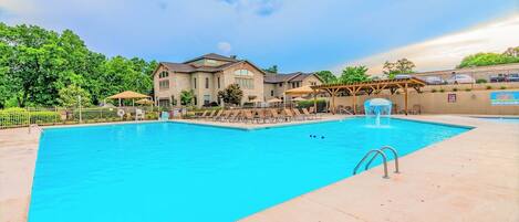 Alberca techada y alberca al aire libre