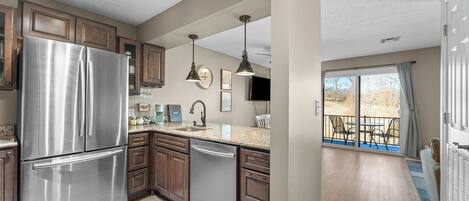 Refrigerador, microondas, horno y parrilla de estufa