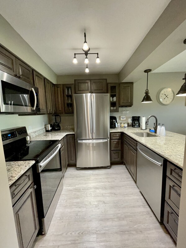 Refrigerador, microondas, horno y parrilla de estufa 