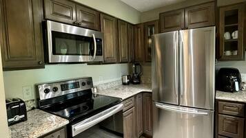 Geladeira, micro-ondas, fogão, cooktop