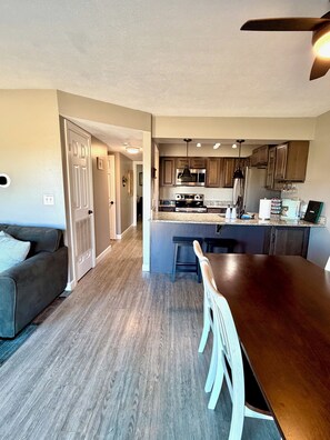 Réfrigérateur, micro-ondes, four, plaque de cuisson