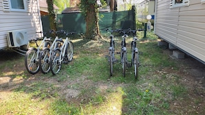 Une cour arrière avec des vélos garés près d’une maison.