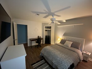 Basic-Zimmer | Hochwertige Bettwaren, Daunenbettdecken, individuell eingerichtet