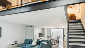Un appartement moderne comprenant un salon, une cuisine et un coin repas.