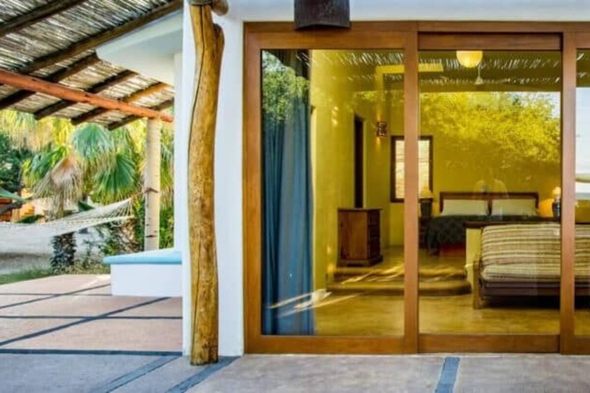 Una habitación con cama, una mesita y vistas al exterior.