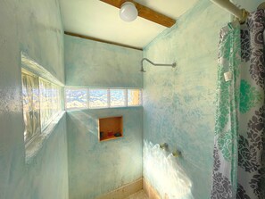 Habitación Deluxe, 2 habitaciones, patio, vistas al mar | Baño | Ducha, cabezal de ducha tipo lluvia, toallas y jabón