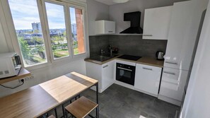 Een koelkast, een microgolfoven, een oven, een kookplaat