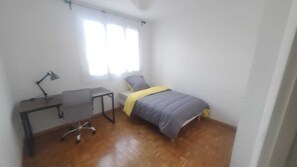 3 slaapkamers, een bureau, een strijkplank/strijkijzer, reisbedje