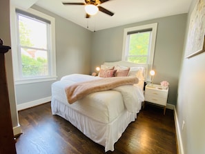 3 bedrooms, desk, iron/ironing board, free WiFi - Walk to St Charles Main St. Shops, Eateries & Bars! (Saint Charles)