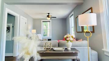 Smart-tv, böcker och en stereo