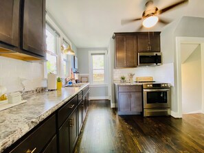 Réfrigérateur, four à micro-ondes, un four, surface de cuisson