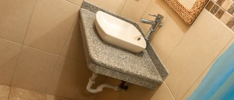 Un baño con inodoro, lavabo y cortina de ducha.
