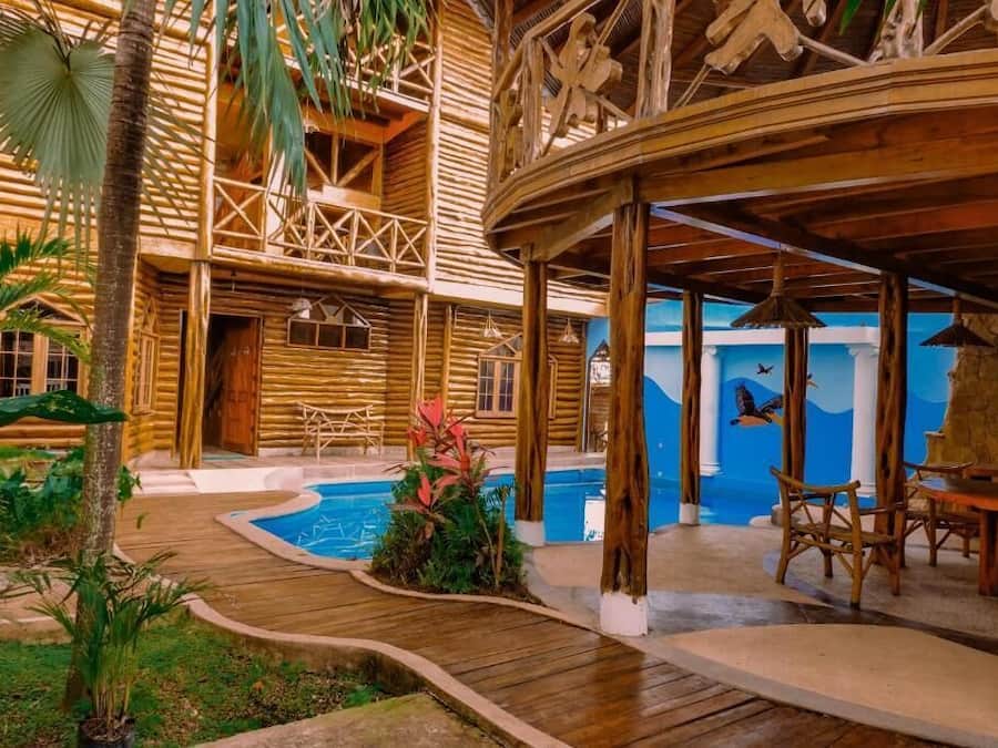 Vista frontal de la propiedad