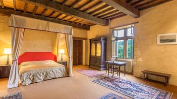 4 bedrooms, iron/ironing board, internet, bed sheets