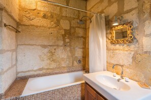 Towels - Chateau Rochette - Four Bedroom Castle, Sleeps 8 (Mauzens-et-Miremont)