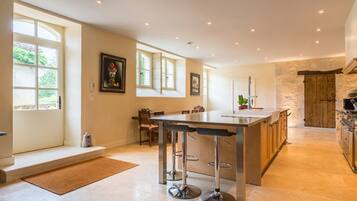 Réfrigérateur, lave-vaisselle, chaise haute, congélateur