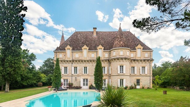 A large, historic building with a swimming pool and outdoor seating area. - Chateau Quercy - Seven Bedroom Castle, Sleeps 15 (Castelsagrat)