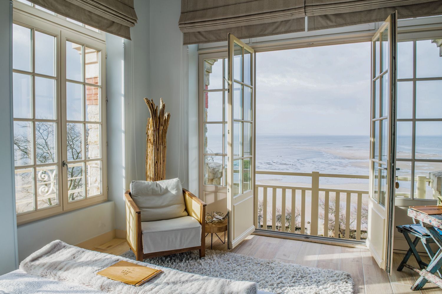 8 bedrooms, iron/ironing board, internet, bed sheets