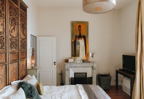 8 bedrooms, iron/ironing board, internet, bed sheets