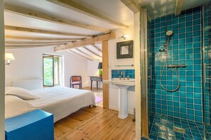 4 bedrooms, iron/ironing board, Internet, bed sheets