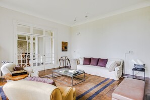 Télévision à écran plat, cheminée