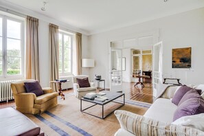 Télévision à écran plat, cheminée