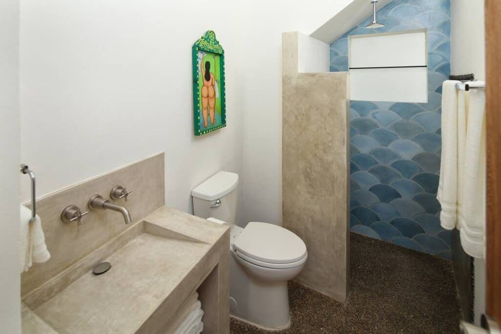 Ein Badezimmer mit Waschbecken, Toilette und Dusche.