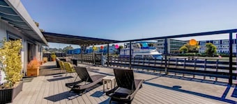 Waterfront home, beautiful, spacious, clean, pet friendly. Near SF, Napa