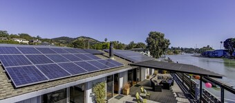 Waterfront home with King Bed, spacious, clean, pet friendly. Near SF, Napa