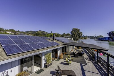 Waterfront home with King Bed, spacious, clean, pet friendly. Near SF, Napa