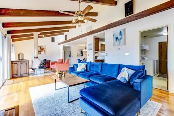 Älytelevisio, takka, pöytäjalkapallopöytä