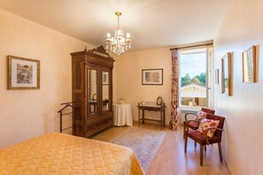 4 bedrooms, iron/ironing board, internet, bed sheets