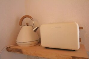 2 camere, una scrivania, ferro/asse da stiro, culla da viaggio