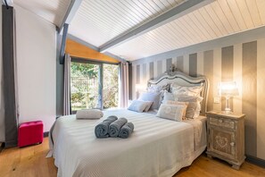 3 habitaciones, tabla de planchar con plancha, wifi y ropa de cama 