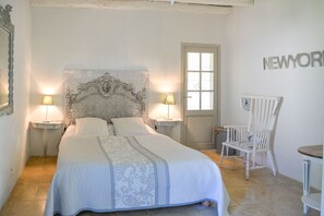 4 bedrooms, iron/ironing board, Internet, bed sheets