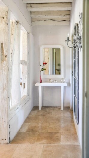 Interior - Villa Juno - Four Bedroom Villa, Sleeps 8 (Moncrabeau)