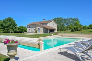 A heated pool - Villa Juno - Four Bedroom Villa, Sleeps 8 (Moncrabeau)