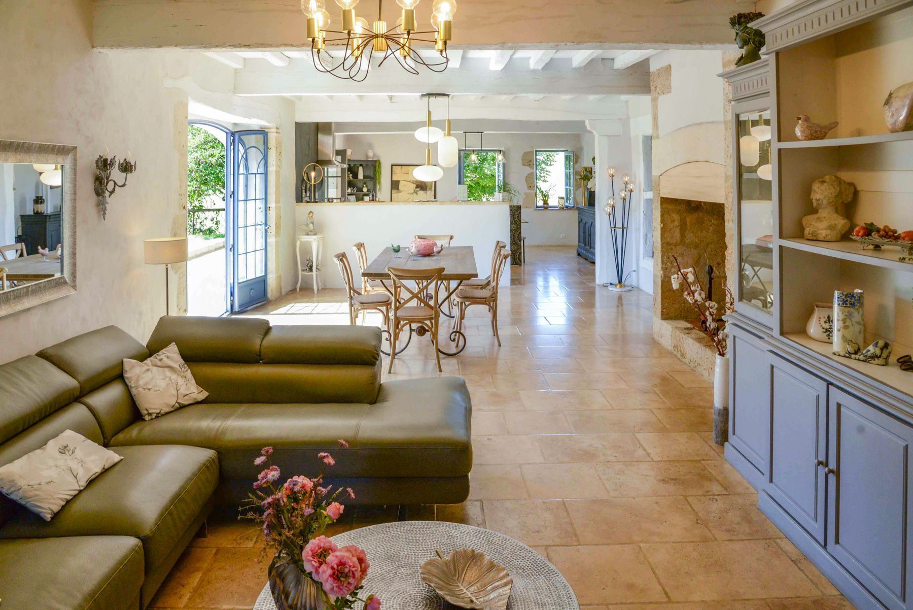 Flatscreentelevisie, een dvd-speler en een tafeltennistafel