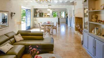 Flatscreentelevisie, een dvd-speler en een tafeltennistafel