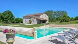 A stone building with a tiled roof, a swimming pool, and lounge chairs. - Villa Juno - Four Bedroom Villa, Sleeps 8 (Moncrabeau)