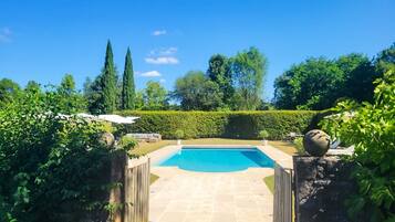 Piscine chauffée, chaises longues