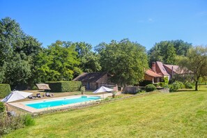 Piscine chauffée, chaises longues