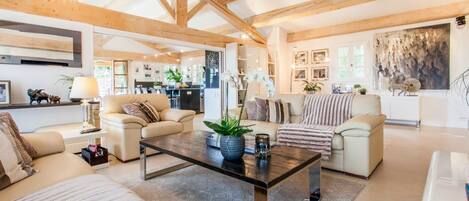 Fernseher, DVD-Player, Stereoanlage