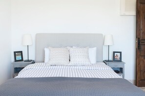 4 bedrooms, iron/ironing board, Internet, bed sheets